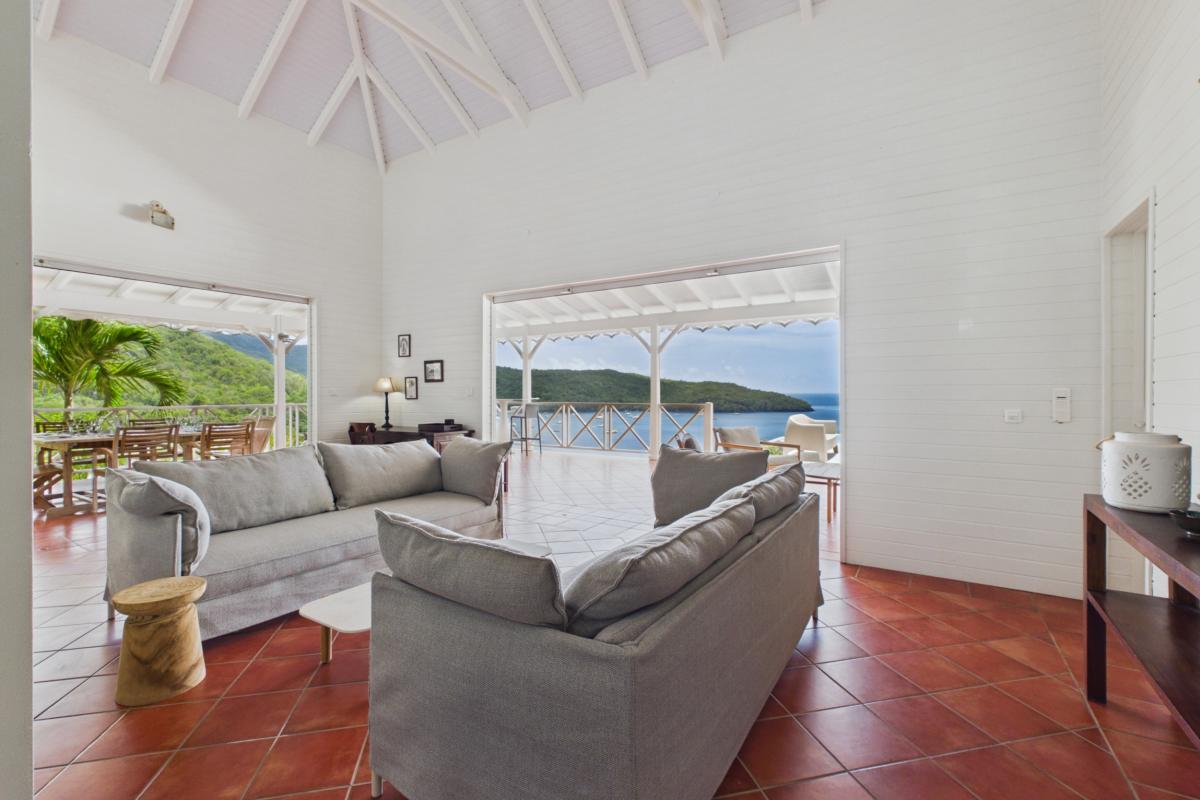 14 Salon intérieur-vue-mer-martinique